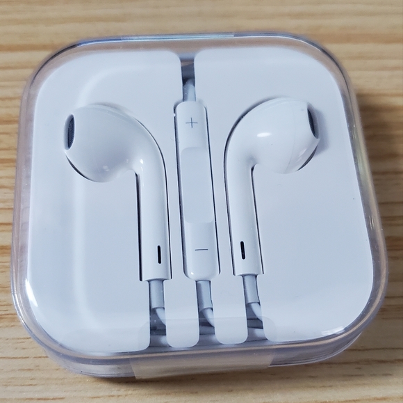 APPLE Authentic EARPODS Lightning Plug HEADPHONES - Picture 2 of 3
